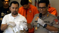 Pihak kepolisian pun menyebut masih melakukan pengejaran kepada dua orang tersangka lainnya yang telah ditetapkan sebagai DPO.