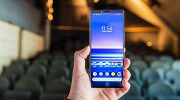 Ukurannya 6,5 inci tanpa notch dan dengan sedikit bezel di bagian atas. Adapun resolusinya 3.840 x 1.644 pixel. (Foto: Dok. Android Authority)