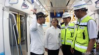 Hanif berbincang dengan Dirut PT. MRT William Sabandar di dalam MRT.