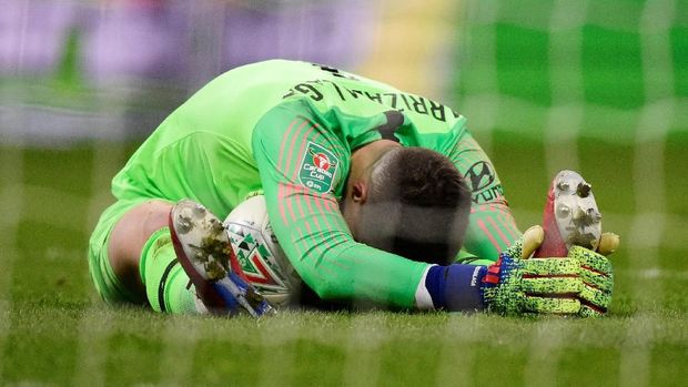 Kepa Arrizabalaga sempat mendapat perawatan medis di lapangan.