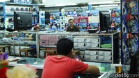 Sejumlah kios yang masih bertahan dan buka tampak sepi oleh para pembeli.