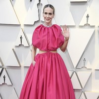 Aksen bervolume pada bagian atas gaun dan rok menenggelamkan siluet Sarah Paulson. Apalagi aksen cutout di pinggang membuat look ini terlihat aneh. Foto: Frazer Harrison/Getty Images