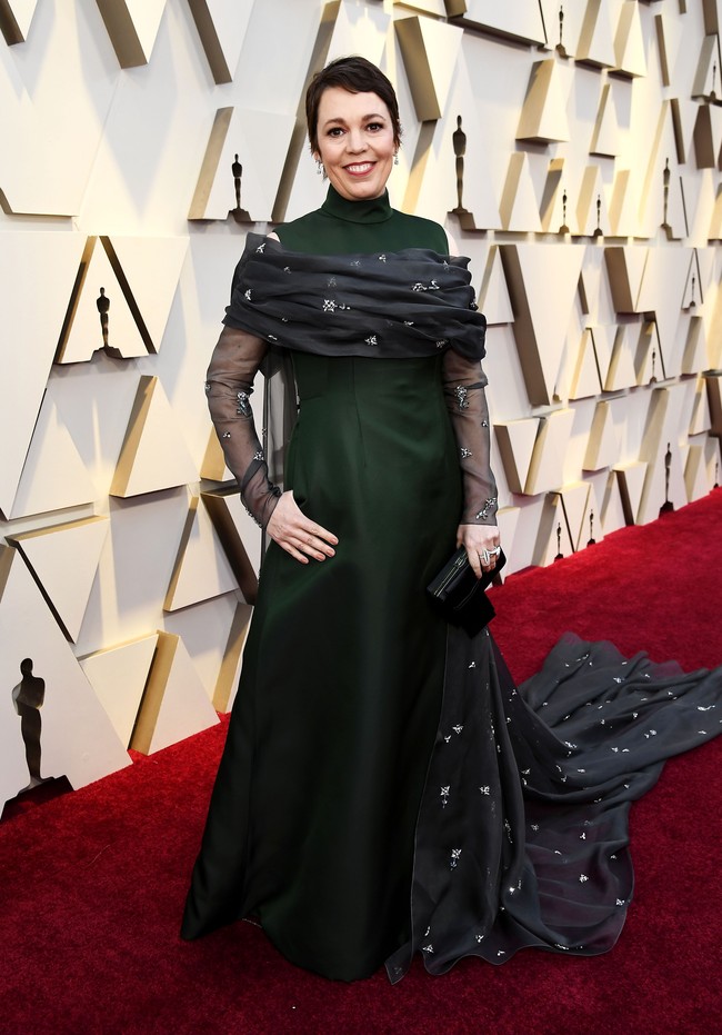 Pemenang aktris terbaik Oscars 2019, Olivia Colman memakai gaun berwarna hijau emerald yang cantik. Sayang aksen kain hitam sebagai ornamen yang menutupi dada hingga lengan malah membuat penampilannya menjadi buruk. Foto: Kevork Djansezian/Getty Images