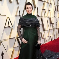 Pemenang aktris terbaik Oscars 2019, Olivia Colman memakai gaun berwarna hijau emerald yang cantik. Sayang aksen kain hitam sebagai ornamen yang menutupi dada hingga lengan malah membuat penampilannya menjadi buruk. Foto: Kevork Djansezian/Getty Images