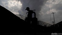Karena mereka harus membayar biaya tambahan untuk kuli panggul untuk mengangkut barang itu sehingga membua barang-barang dagangan di Pulau Seribu menjadi mahal. 