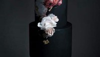 Konsep warna hitam juga digunakan pada wedding cake ini. Cake megah bertingkat tiga ini semakin mewah dengan hiasan edible painting gambar bunga. Foto: Istimewa