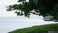 Untuk masuk ke dalam pantai, traveler tidak dikenakan biaya alias masih gratis. Wah, cocok banget nih menenangkan pikiran di pantai ini. (Wahyu/detikTravel)