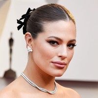 Cantiknya Ashley Graham bergaya vintage di Oscars 2019. Riasannya tetap dibuat nude, namun tetap memberikan kesan dramatis berkat winged eyelinernya. Foto: Getty Images