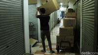 Pemilik toko memilih menutup kiosnya lantaran semakin hari semakin sepi pembeli. Seperti dilantai ini.