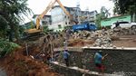 Pekerja Kebut Pembuatan Turap di Kali Buaran Jaktim
