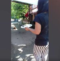 Kecanduan Main Game, Ibu Ini Rela Suapi Anaknya Makan di Warnet