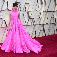 Gemma Chan memilih gaun bervolume dari Valentino yang dilengkapi kantong. Warna pink yang menyala sukses menjadikan Gemma pusat perhatian. Foto: Getty Images