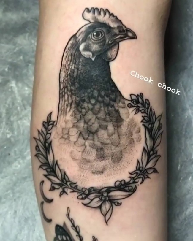 Selama bertahun-tahun aku berbicara mengenai keinginan ayam untuk ditarih di pangkuan dan dia datang tanpa tahu dari mana. Semua ayam hidup di luar dan dia ayam setengah indoor. Aku mengajaknya ke kebanyakan tempat, termasuk pantai. Dia suka berjemur di pantai dan juga mengeksplor dan mematuk kerang, kata Angel yang saking cintanya dengan Chookie, Angel pun membuat tato dengan gambar ayam betina tersebut. Foto: Instagram @angel.muiri