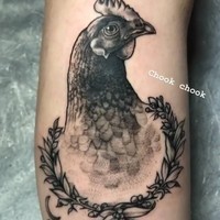 Selama bertahun-tahun aku berbicara mengenai keinginan ayam untuk ditarih di pangkuan dan dia datang tanpa tahu dari mana. Semua ayam hidup di luar dan dia ayam setengah indoor. Aku mengajaknya ke kebanyakan tempat, termasuk pantai. Dia suka berjemur di pantai dan juga mengeksplor dan mematuk kerang, kata Angel yang saking cintanya dengan Chookie, Angel pun membuat tato dengan gambar ayam betina tersebut. Foto: Instagram @angel.muiri