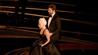 Lady Gaga dan Bradley Cooper naik ke atas panggung Oscar 2019 di California, Amerika Serikat pada Minggu (24/2). Kevin Winter/Getty Images