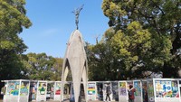 Berada di seberang Sungai Ota, ada Monumen Perdamaian Anak. Taman ini diberi simbol seorang anak yang mengangkat origami berbentuk burung bangau. (Bonauli/detikTravel)