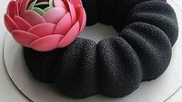 Bentuknya sekilas mirip kue bolu ya? Cake hitam ini dilapisi dengan bubuk charcoal alias arang hitam. Selain enak, kue ini juga kaya manfaat kesehatan. Foto: Istimewa