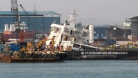 Sayangnya Kapal anyar Bakamla ini nyaris tenggelam saat sedang memasang propeler di dalam Dry docknya. Tiba-tiba saja pintu dry doknya jebol dan akhirnya air laut masuk ke dalam kapal. Duuh, sayang sekali kapal baru dan belum jalan saja sudah masuk air laut. Gimana saat menjaga pengamanan ditengah laut ya? Foto: Pembaca