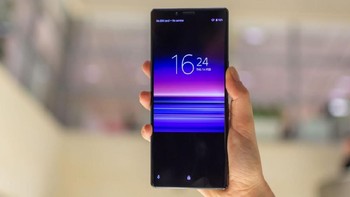 Bisa dilihat dengan kasat mata bahwa Xperia 1 memang terlihat tinggi dibanding smartphone yang lain.  (Foto: Dok. Expert Reviews)