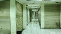 Banyaknya toko elektronik yang tutup di Glodok bukan hal yang aneh. Pasalnya, semakin hari penjualan semakin turun lantaran tak banyak orang yang datang ke Glodok. Terlebih makin menjamurnya toko belanja online.