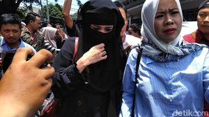 Bercadar, Mulan Jenguk Ahmad Dhani di Rutan Medaeng