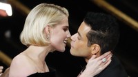 Lucy pun memberikannya selamat usai namanya diumumkan sebagai Best di Oscar 2019. REUTERS/Mike Blake