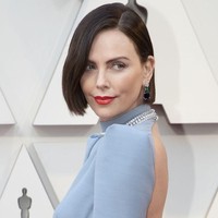 Charlize Theron biasa tampil dengan rambut pirang, kini tampil dengan rambut baru di Oscars 2019. Charlize memikat dengan rambut coklat gelap. Foto: Getty Images