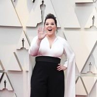 Alih-alih gaun, Melissa McCarthy memilih tampilan dengan celana panjang dari Brandon Maxwell. Busana tersebut dilengkapi sayap yang memperkuat karakter tangguh aktris dan komedian tersebut. Foto: Getty Images