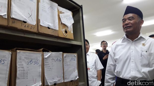 Mendikbud Muhadjir Effendy meresmikan Pusat Arsip Kemendikbud di Ciketing, Bekasi.