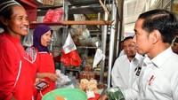 Jokowi juga membeli pare sebanyak 2 kg seharga Rp7.000 per kg. Selain itu, mantan Wali Kota Solo itu membeli tape, tempe, dan taoge.
