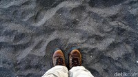 Yang bikin Pantai Tanjung Merah ini eksotis adalah warna pasirnya yang hitam tapi halus Tidak seperti pantai kebanyakan di Sulawesi yang pasirnya putih (Wahyu/detikTravel)