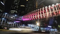 Ibu kota kini makin hari makin terlihat estetis. Ditambah lagi dengan latar belakang cahaya lampu yang warna-warni dari gedung-gedung pencakar langit yang ada dibelakangnya. Indah bukan? Instaragamable banget!