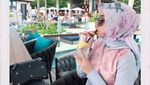 Penggemar Berat Kafein, Ini Pose Salmafina, Putri Pengacara Sunan Kalijaga Saat Ngopi