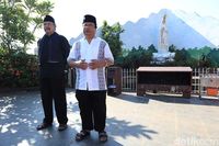 Matheus Nalih Ungin (kiri) dan Romo Yohanes dari Gereja Servatius (Randy/detikTravel) 