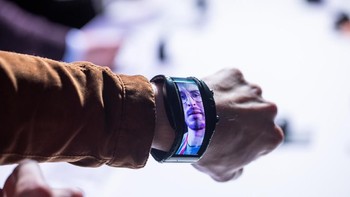 Menariknya, ia punya kamera 5MP yang bisa dikgunakan untuk selfie. Foto: The Verge