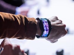 Penampakan Smartwatch Nubia yang Punya Layar Lengkung