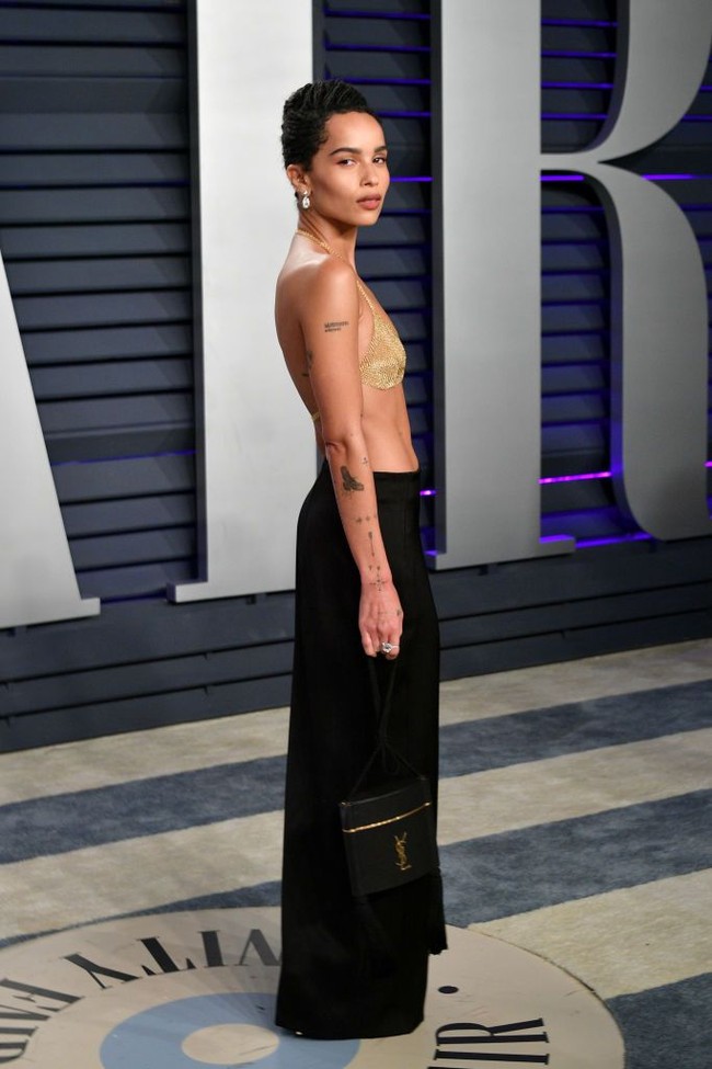 Peran Catwoman di film terbaru Batman yang dibintangi Robert Pattinson akhirnya jatuh ke tangan Zoe Kravitz. Untuk urusan bergaya di karpet merah, busana seksi seksi kerap menjadi Zoe Kravitz. Seperti ketika menghadiri Vanity Fair After-Party Oscar 2019, tubuhnya hanya dibaluti bra emas dan rok panjang. (Foto: Getty Images)