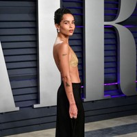 Peran Catwoman di film terbaru Batman yang dibintangi Robert Pattinson akhirnya jatuh ke tangan Zoe Kravitz. Untuk urusan bergaya di karpet merah, busana seksi seksi kerap menjadi Zoe Kravitz. Seperti ketika menghadiri Vanity Fair After-Party Oscar 2019, tubuhnya hanya dibaluti bra emas dan rok panjang. (Foto: Getty Images)