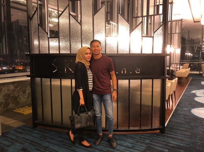 Pria yang tampil casual dalam balutan kaus dan celana jeans ini adalah Awan Setho, kiper timnas U-22. Kiper kelahiran 20 Maret 1997 ini berpose mesra bersama kekasihnya yang cantik Amalia Rahmi. Foto: Dok. Instagram