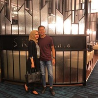 Pria yang tampil casual dalam balutan kaus dan celana jeans ini adalah Awan Setho, kiper timnas U-22. Kiper kelahiran 20 Maret 1997 ini berpose mesra bersama kekasihnya yang cantik Amalia Rahmi. Foto: Dok. Instagram