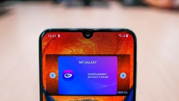 Bagian depan tersemat kamera 16 MP (f/2.0).  Foto: GSM Arena