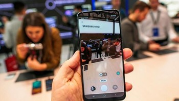 Dilengkapi MicroSD yang mendukung hingga 512 GB, pengisian cepat dan sidik jari di dalam layar seperti dimiliki Galaxy S10. Foto: GSM Arena