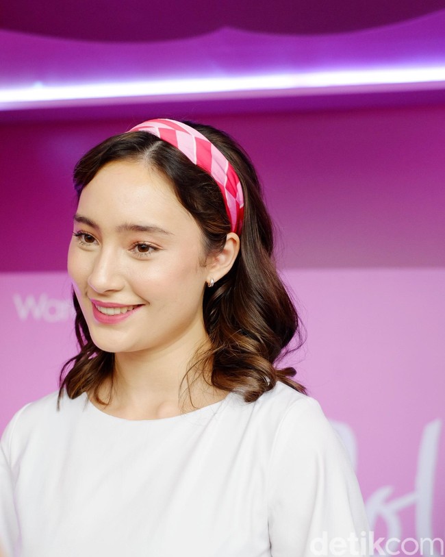 Ia berpose di Instagramable Installation #WardahFeelTheColor yang berada di Gandaria City, Jakarta Selatan. Busana yang ia pakai terlihat harmonis dengan instalasi tersebut. Foto: Silmia Putri/Wolipop