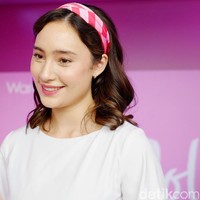 Ia berpose di Instagramable Installation #WardahFeelTheColor yang berada di Gandaria City, Jakarta Selatan. Busana yang ia pakai terlihat harmonis dengan instalasi tersebut. Foto: Silmia Putri/Wolipop