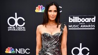 Aktris Padma Lakshmi juga tampil sangat seksi dan memamerkan kaki jenjangnya pad atahun 2018 lalu. Frazer Harrison/Getty Images