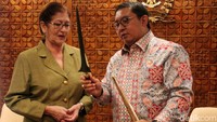 Wakil Ketua DPR RI Fadli Zon memberikan cinderamata sebuah keris kepada Dubes Kuba untuk Indonesia Nirsia Castro Guevara dalam kunjungannya ke DPR, Jakarta, Selasa (26/2/2019).