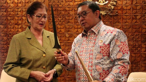 Fadli Zon Beri Keris ke Dubes Kuba di DPR