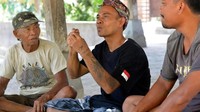 6 Generasi, sebagian besar warga Bengkala telah lahir tuli. Dulu disangka kutukan, tetapi menurut ilmuwan ini gen resesif (DFNB3). Akibatnya, 1 dari 50 bayi di desa itu terlahir tuli (Mark Eveleigh/BBC Travel)