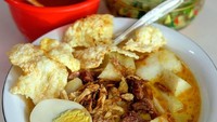 Lontong dengane_ndro kari berkuah encer berisi kentang dan ayam plus telor ini jadi sarapan khas warga Bandung, Yang ini lontong kari Cicendo yang legendaris. Foto : Instagram @e_ndro