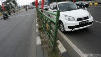 Pagar pembatas tersebut rusak dan hilang.